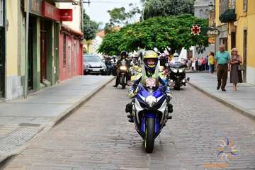 Rugidos moteros en Telde contra los guardarraíles sin protección (Foto Canariasenmoto.com)